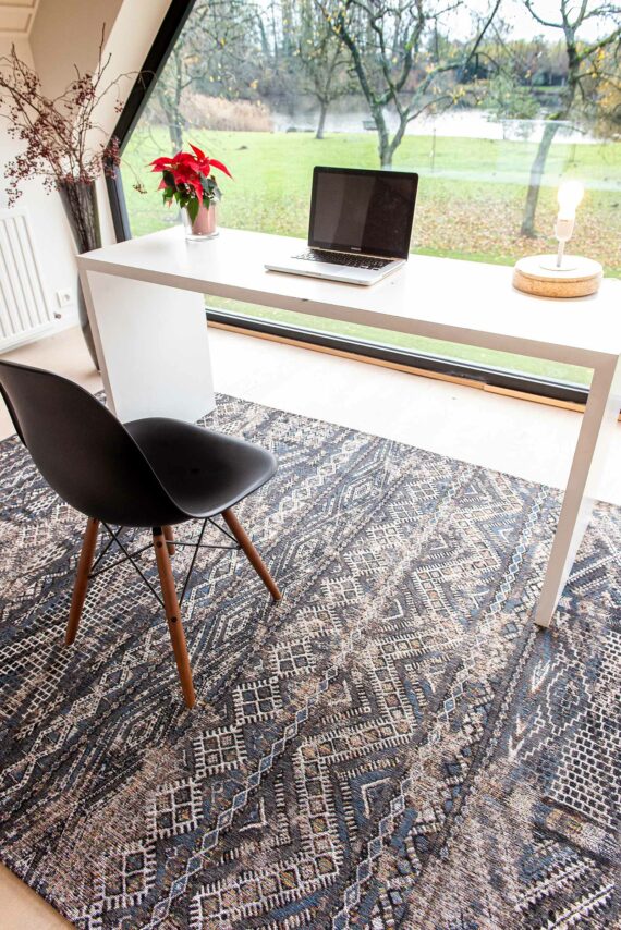 Louis De Poortere tappeto LX 9113 Antiquarian Kilim Black Rabat interior 5