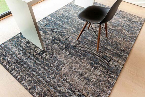 Louis De Poortere tappeto LX 9113 Antiquarian Kilim Black Rabat interior 9
